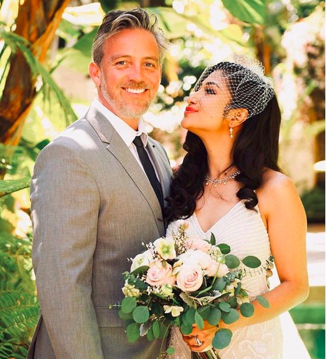 On March 11th 2020, we did our city hall ceremony with our loved ones, just couple days before the lockdown, tulisnya pada keterangan foto yang diunggahnya. Rahma mengatakan pernikahannya dengan Paris Chong digelar beberapa hari sebelum lockdown diberlakukan di Amerika Serikat, khususnya di California, tempat sang artis dan kedua kakaknya Sarah dan Tia Azhari kini bermukim.  Foto: (dok.IG/raazharita)