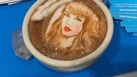 Barista yang satu ini selalu terinspirasi dengan tokoh-tokoh dunia yang populer untuk menghias lattenya. Seperti pada foto ini, ia membentuk karakter penyanyi terkenal Taylor Swift menggunakan foamnya dan tampak mirip sekali. Foto: istimewa