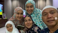 Di rumah saja membuat Ayu Ting Ting semakin punya banyak waktu untuk keluarga. Bersama anak, adik, dan orang tuanya, ini potret mereka ketika memperingati nisfu syaban. Foto: Instagram ayutingting92