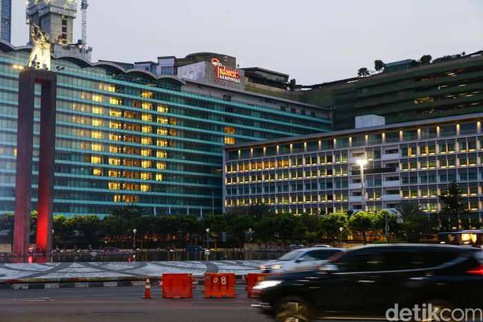 Sejumlah hotel di kawasan Bundaran HI menyalakan lampu-lampu kamarnya membentuk lambang hati (love), Jakarta, kemarin.