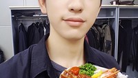 JR terlihat tampan saat berpose dengan semangkuk bento yang di dalamnya ada udang, sosis, sayuran, dan lauk lainnya. Makanan tersebut juga kiriman dari penggemarnya lho! Foto: Istimewa