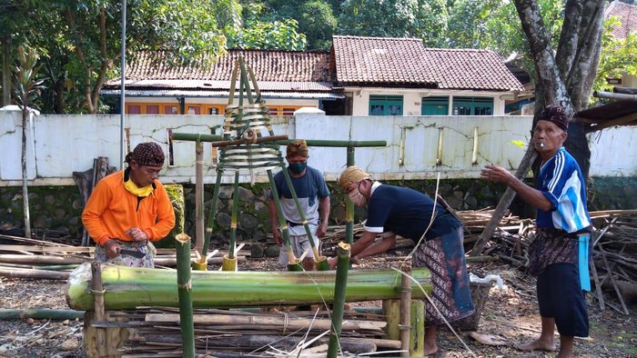Tradisi Unggah-unggahan Masyarakat Desa Bonokeling digelar sederhana saat pandemi Corona, Jumat (18/4/2020)