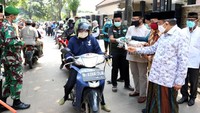 Satgas NU Peduli bersama Ketua Umum PBNU, Said Aqil Siroj, Sabtu (18/4), membagikan hand sanitizer kepada para pengguna jalan dan menyalurkan Sembako untuk masyarakat di Kecamatan Jagakarsa, Jakarta Selatan. Foto: dok. PBNU