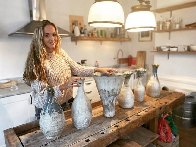 Florence pun mengungkap pengalamannya ketika mengalami depresi setelah melahirkan. Ketika itu, ia merasa kesulitan saat harus bertransisi dari model cantik menjadi ibu yang gemuk dan lusuh. Florence lalu mengonsumsi obat penenang hingga hamil anak kedua sebelum akhirnya menemukan hobi baru yakni berkreasi dengan tanah liat. Perasaan puas dari bisa membuat sesuatu dari nol sangat besar. Itu benar-benar berperan dalam membantuku secara halus dan keluar dari Prozac, ungkap Florence. (Foto: Instagram/@florencestgeorge)