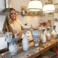 Florence pun mengungkap pengalamannya ketika mengalami depresi setelah melahirkan. Ketika itu, ia merasa kesulitan saat harus bertransisi dari model cantik menjadi ibu yang gemuk dan lusuh. Florence lalu mengonsumsi obat penenang hingga hamil anak kedua sebelum akhirnya menemukan hobi baru yakni berkreasi dengan tanah liat. Perasaan puas dari bisa membuat sesuatu dari nol sangat besar. Itu benar-benar berperan dalam membantuku secara halus dan keluar dari Prozac, ungkap Florence. (Foto: Instagram/@florencestgeorge)