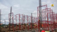 Pembangunan pasar selama Pandemi COVID-19 dilaksanakan sesuai dengan Instruksi Menteri (Inmen) No 02/IN/M/2020 tentang Protokol Pencegahan Penyebaran Corona Virus Disease 2019 (COVID-19) dalam Penyelenggaraan Jasa Konstruksi. Seperti pembatasan jumlah dan jarak orang, pengaturan shift kerja, dan penggunaan masker bagi pekerja konstruksi. Foto: Dok. Kementerian PUPR