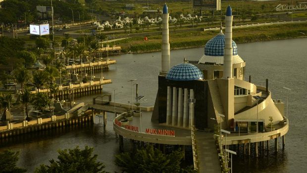 Suasana Masjid Terapung Amirul Mukminin di Anjungan Pantai Losari yang telah ditutup untuk umum saat matahari tenggelam di Makassar, Sulawesi Selatan, Jumat (17/4/2020). Pembatasan Sosial Berskala Besar (PSBB) dalam percepatan penanganan COVID-19 di Kota Makassar akan diterapkan pada Jumat (24/4/2020) mendatang. ANTARA FOTO/Abriawan Abhe/wsj.