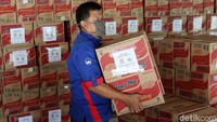 Sembako itu merupakan sumbangan CSR non APBD dari personal, organisasi lintas agama, lintas budaya, dan ritel di Kota Bandung.