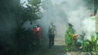 Kegiatan fogging itu merupakan swadaya dari masyarakat yang tinggal di Perumahan BSI 2 RT01, RW11, Sawangan, Depok, Jawa Barat.