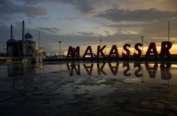Suasana Masjid Terapung Amirul Mukminin di Anjungan Pantai Losari yang telah ditutup untuk umum saat matahari tenggelam di Makassar, Sulawesi Selatan, Jumat (17/4/2020). Pembatasan Sosial Berskala Besar (PSBB) dalam percepatan penanganan COVID-19 di Kota Makassar akan diterapkan pada Jumat (24/4/2020) mendatang. ANTARA FOTO/Abriawan Abhe/wsj.