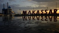 Suasana senja di Pantai Losari, Makassar, Sabtu (18/4/2020). Pemkot Makassar akan menerapkan PSBB pada 24 April mendatang.