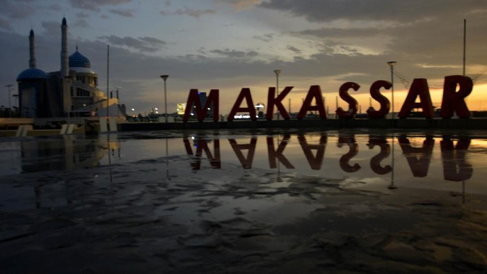 Suasana Masjid Terapung Amirul Mukminin di Anjungan Pantai Losari yang telah ditutup untuk umum saat matahari tenggelam di Makassar, Sulawesi Selatan, Jumat (17/4/2020). Pembatasan Sosial Berskala Besar (PSBB) dalam percepatan penanganan COVID-19 di Kota Makassar akan diterapkan pada Jumat (24/4/2020) mendatang. ANTARA FOTO/Abriawan Abhe/wsj.