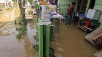Banjir yang merendam perumahan itu setinggi 60 cm-100 cm.