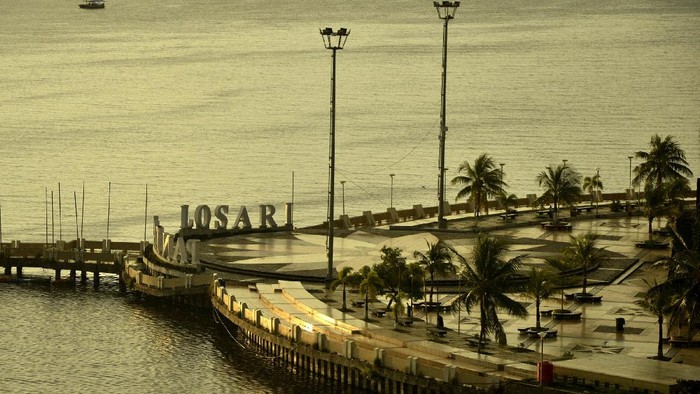 Suasana Masjid Terapung Amirul Mukminin di Anjungan Pantai Losari yang telah ditutup untuk umum saat matahari tenggelam di Makassar, Sulawesi Selatan, Jumat (17/4/2020). Pembatasan Sosial Berskala Besar (PSBB) dalam percepatan penanganan COVID-19 di Kota Makassar akan diterapkan pada Jumat (24/4/2020) mendatang. ANTARA FOTO/Abriawan Abhe/wsj.
