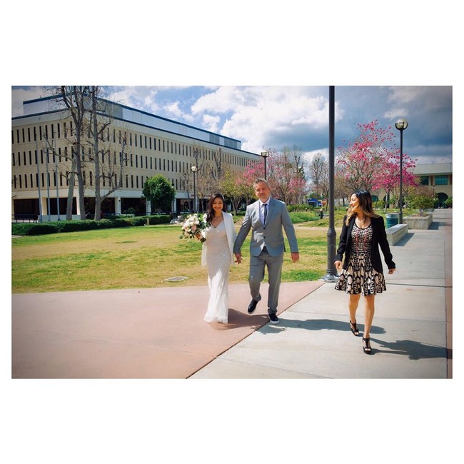 Menikah di city hall bisa jadi alasan Rahma Azhari tidak tampil mencolok pada hari pernikahannya dengan memilih gaun pengantin simpel. Saat menuju ke city hall, Rahma tampak melengkapi gayanya dengan blazer putih. Foto: Dok. Instagram @raazharita