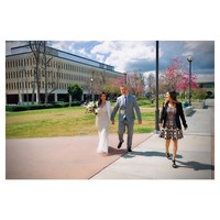 Menikah di city hall bisa jadi alasan Rahma Azhari tidak tampil mencolok pada hari pernikahannya dengan memilih gaun pengantin simpel. Saat menuju ke city hall, Rahma tampak melengkapi gayanya dengan blazer putih. Foto: Dok. Instagram @raazharita