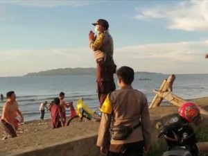 Nongkrong di Pantai, Warga Mamuju Dibubarin Polisi