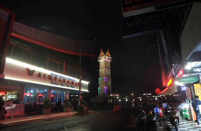 JAM GADANG SAAT PANDEMI Suasana pertokoan di kawasan Jam Gadang yang sepi menjelang malam di Kota Bukittinggi, Sumatera Barat, Jumat (17/4/2020). Selama masa pandemi COVID-19, tidak ada sama sekali kunjungan wisatawan ke objek wisata aikonik Sumatera Barat itu. ANTARA FOTO/Iggoy el Fitra/hp.