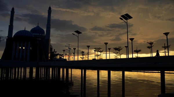 Indahnya Senja di Pantai Losari Makasar