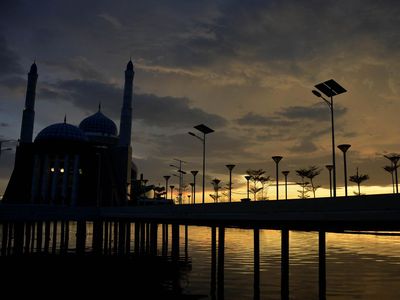 Indahnya Senja di Pantai Losari Makasar