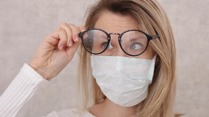 kacamata masker Medical mask and Glasses fogging. Avoid face touching, Coronavirus prevention, Protection.