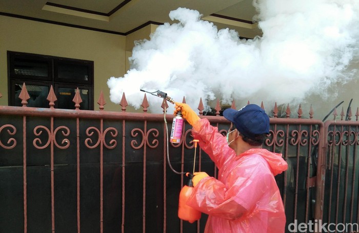 Fogging untuk Berantas DBD di Sawangan Di tengah wabah COVID-19, warga Perumahan BSI 2, Sawangan, Depok tidak melupakan ancaman demam berdarah dengue (DBD). Mereka pun melakukan kegiatan fogging.