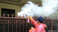 Warga melakukan fogging atau pengasapan di Perumahan BSI 2, Sawangan, Depok, Jawa Barat, Sabtu (18/4/2020).