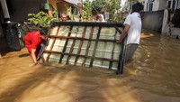 Sebagian warga mengevakuasi barang-barangnya ke tempat yang lebih tinggi.