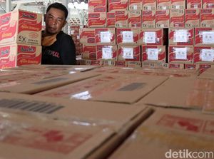 Melihat Ribuan Paket Sembako untuk Warga Bandung