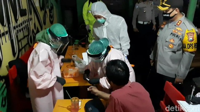 Warga Pasuruan belum sepenuhnya mematuhi imbauan physical distancing untuk menekan penyebaran Corona. Masih banyak anak muda yang nongkrong dan berkerumun di warung kopi.