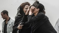 Seorang kerabat dari korban kecelakaan pesawat ET302 Ethiopian Airlines terlihat melemparkan tanah di wajahnya saat berduka di lokasi kecelakaan Addis Ababa, Ethiopia. Mulugeta Ayene, AP, World Press Photo via AP.