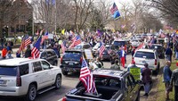  Warga berdatangan ke kediaman Gubernur Minnesota Tim Walz dengan menggunakan mobil. Star Tribune via AP/Glen Stubbe.