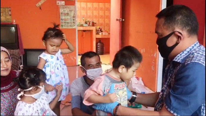 Ason Sopiah harus jual hp rusak Rp 10 ribu untuk makan selama wabah corona. Dia menganggur setelah bengkel tempatnya kerja tutup.