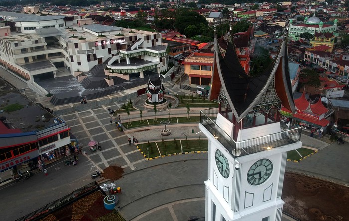 Suasana pertokoan di kawasan Jam Gadang yang sepi menjelang malam di Kota Bukittinggi, Sumatera Barat, Jumat (17/4/2020). Selama masa pandemi COVID-19, tidak ada sama sekali kunjungan wisatawan ke objek wisata aikonik Sumatera Barat itu. ANTARA FOTO/Iggoy el Fitra/hp.