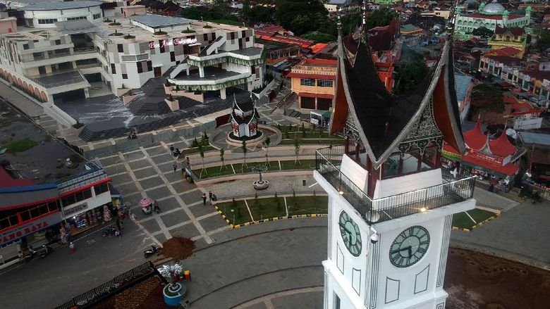 Suasana pertokoan di kawasan Jam Gadang yang sepi menjelang malam di Kota Bukittinggi, Sumatera Barat, Jumat (17/4/2020). Selama masa pandemi COVID-19, tidak ada sama sekali kunjungan wisatawan ke objek wisata aikonik Sumatera Barat itu. ANTARA FOTO/Iggoy el Fitra/hp.