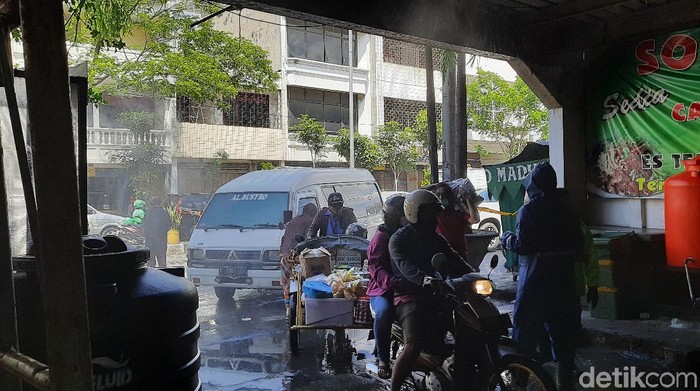 Setelah ditutup selama dua pekan, Pasar Kapasan kini dibuka kembali. Namun hanya enam pintu masuk yang bisa dilalui pengunjung.