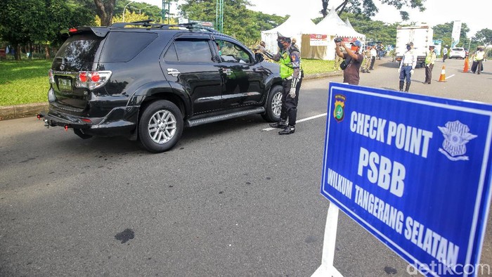 Petugas dari kepolisian, TNI dan Pemkot Tangerang Selatan mengecek kendaraan di check point PSBB di Jl Bintaro Boulevard, Bintaro Sektor 7, Tangsel, Sabtu (18/4/2020).