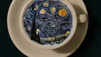 Seniman asal Korea Selatan bernama Lee Kagbin telah menciptakan latte-latte artistik dengan mendesainnya seperti lukisan-lukisan yang terkenal. Seperti pada latte ini yang dihias dengan lukisan Van Gogh Starry Night. Foto: istimewa