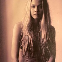 Berperawakan menarik, Florence St. George pernah meniti karier sebagai aktris dan model. Sebelumnya, memegang gelar History of Art di Bristol University. (Foto: Instagram/@florencestgeorge)