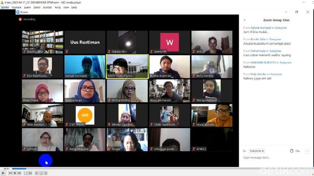 Zoom dosen unpad berbagi kisah mengenai covid di 5 negara