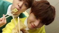 Yugyeom dan Mark juga terlihat menyantap aneka makanan yang dikirimkan oleh penggemar mereka. Wah, sepertinya enak ya! Foto: Istimewa