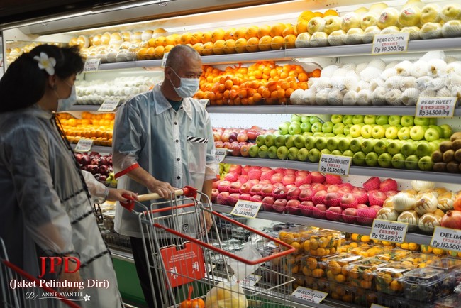 Anne mengatakan jaket tersebut menjadi inovasinya dalam mengekspresikan diri di tengah pandemi COVID-19. Keuntungan dari penjualan tersebut akan digunakan Anne sebagai subsidi silang untuk mendanani misi kemanusiaan Yayasan Anne Avantie. (Foto: Dok. Anne Avantie)