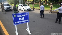 Semua kendraan yang masuk diperiksa kelengkapan yang harus sesuai dengan protokol kesehatan.