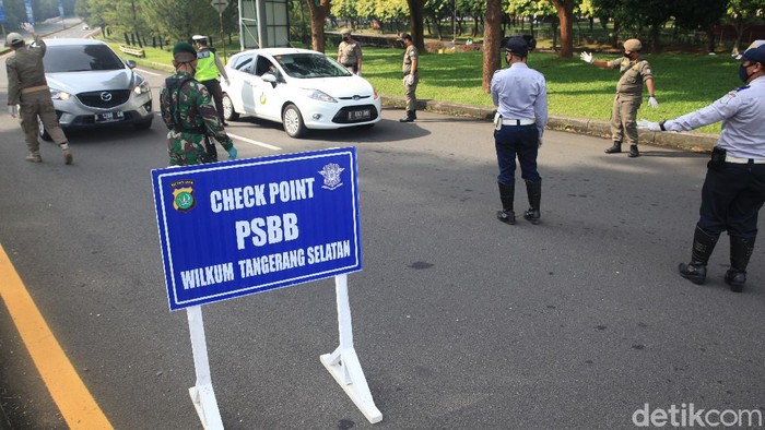 Petugas dari kepolisian, TNI dan Pemkot Tangerang Selatan mengecek kendaraan di check point PSBB di Jl Bintaro Boulevard, Bintaro Sektor 7, Tangsel, Sabtu (18/4/2020).