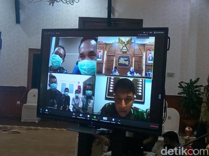 Rasa deg-degan hingga waswas kerap menghantui para sopir ambulans dan petugas kesehatan saat mengantarkan jenazah pasien Corona ke kuburan. Seperti apa kisahnya?