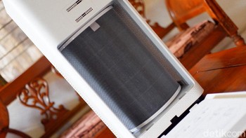 Terdapat tiga lapisan menyaring udara. Ada True HEPA filter yang mampu mengeliminasi 99.97% partikel halus berukuran 0,3 mikron. Lalu disertakan karbon aktif untuk menyedot bau yang tidak sedap dan formaldehid yang umumnya menempel pada furnitur baru atau ruangan yang baru direnovasi. Foto: Adi Fida Rahman/detikINET