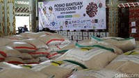 Sembako yang tersimpan di Aula Pendopo Kota Bandung itu di antaranya beras hingga mi instan. Setiap harinya, sembako tersebut keluar masuk.