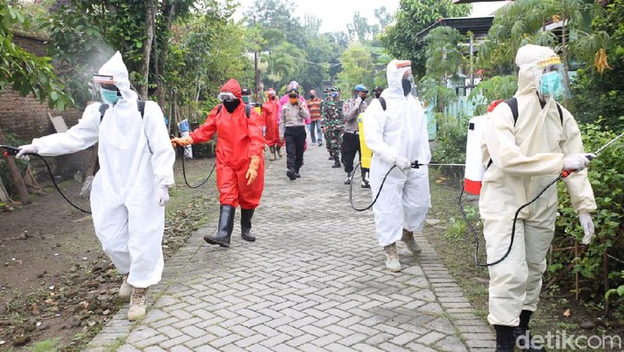 Tujuh pasien positif Corona di Kabupaten Jombang berasal dari 4 kecamatan berbeda. Kini kawasan yang menjadi zona merah Corona sebagai tempat asal para pasien disterilkan dengan disemprot disinfektan.