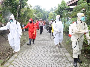 Kawasan Zona Merah Corona di Jombang Disterilisasi