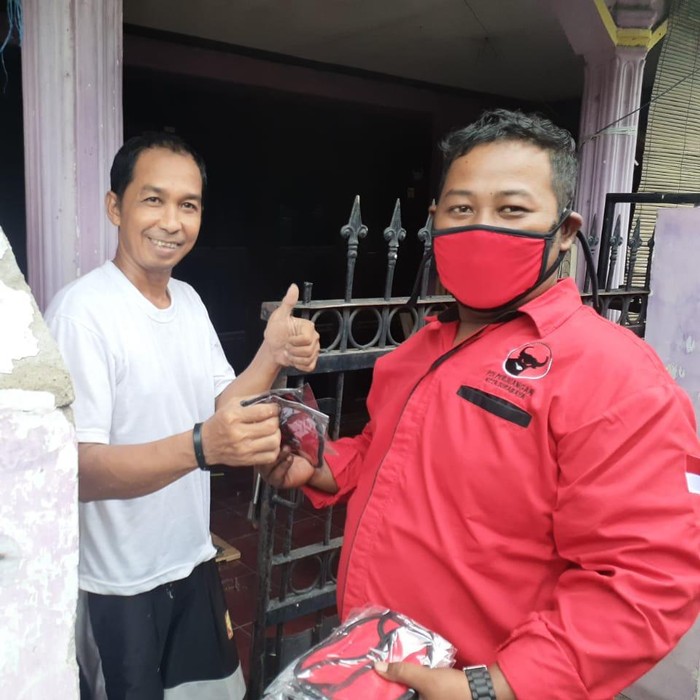 PDIP Surabaya terus bergerak dari kampung ke kampung untuk membagi-bagikan masker. Kader partai besutan Megawati Soekarnoputri juga menyemprot disinfektan dan membagikan beras untuk keluarga rentan.